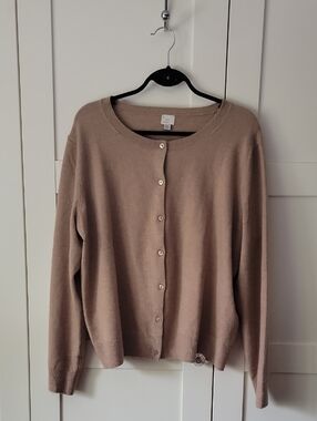 ❄️3/$25 a new day Taupe Button-Front Crewneck Cardigan - Super Soft!